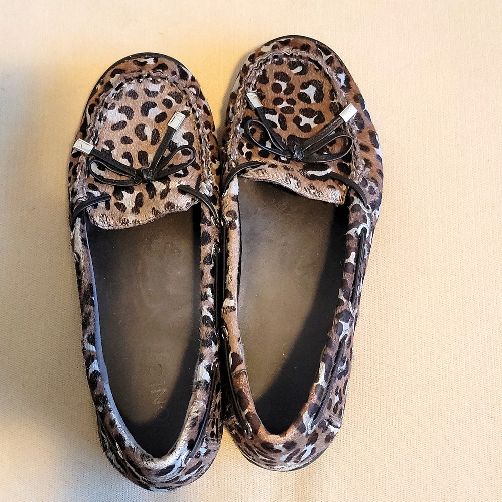 Women's Vionic Kendall Loafer pony hair leopard print 8.5 used with some wear